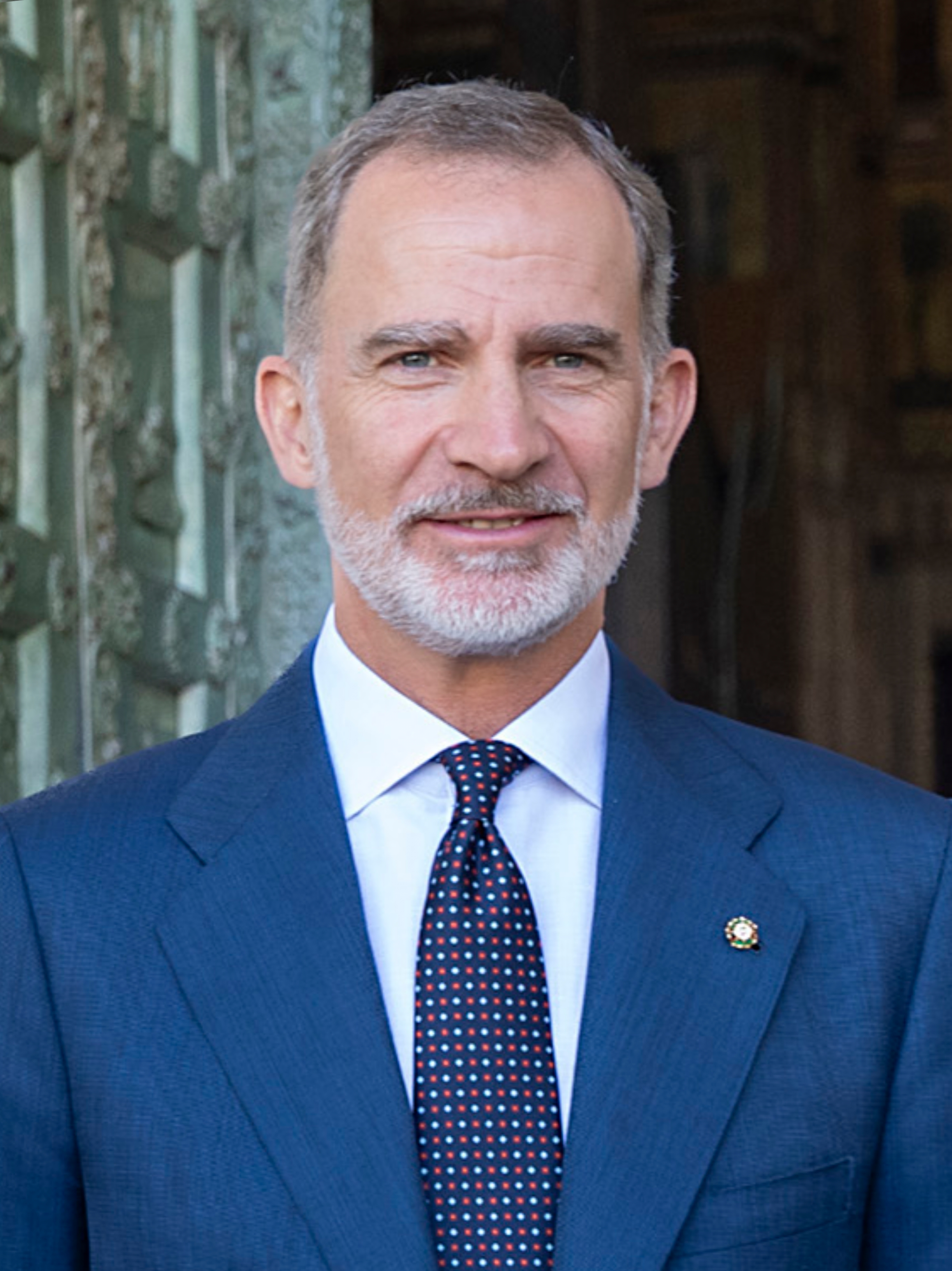 Retrato oficial del Rey Felipe VI con traje azul.