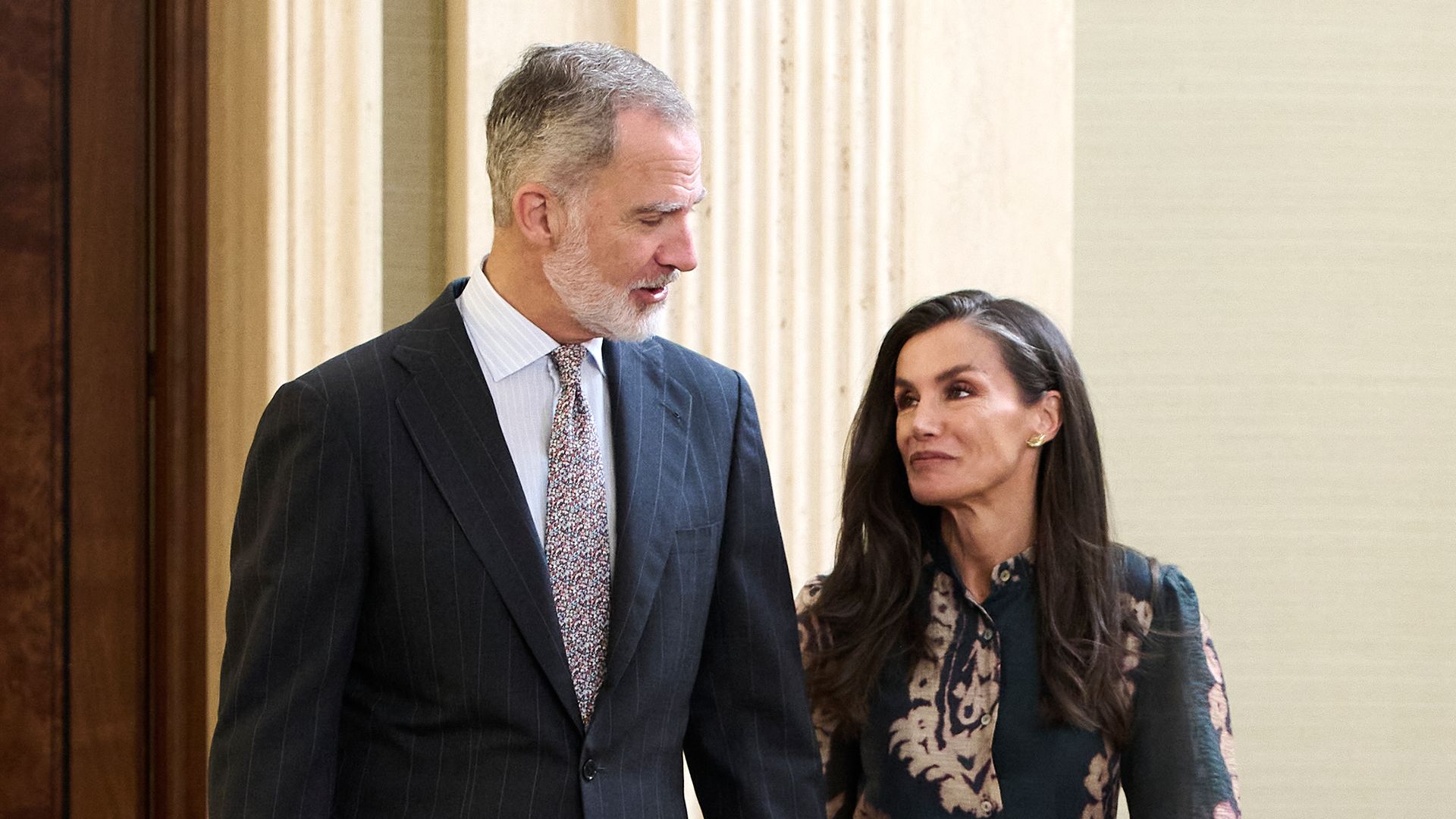 El Rey Felipe VI y la Reina Letizia mirándose, en un gesto cercano y cálido.